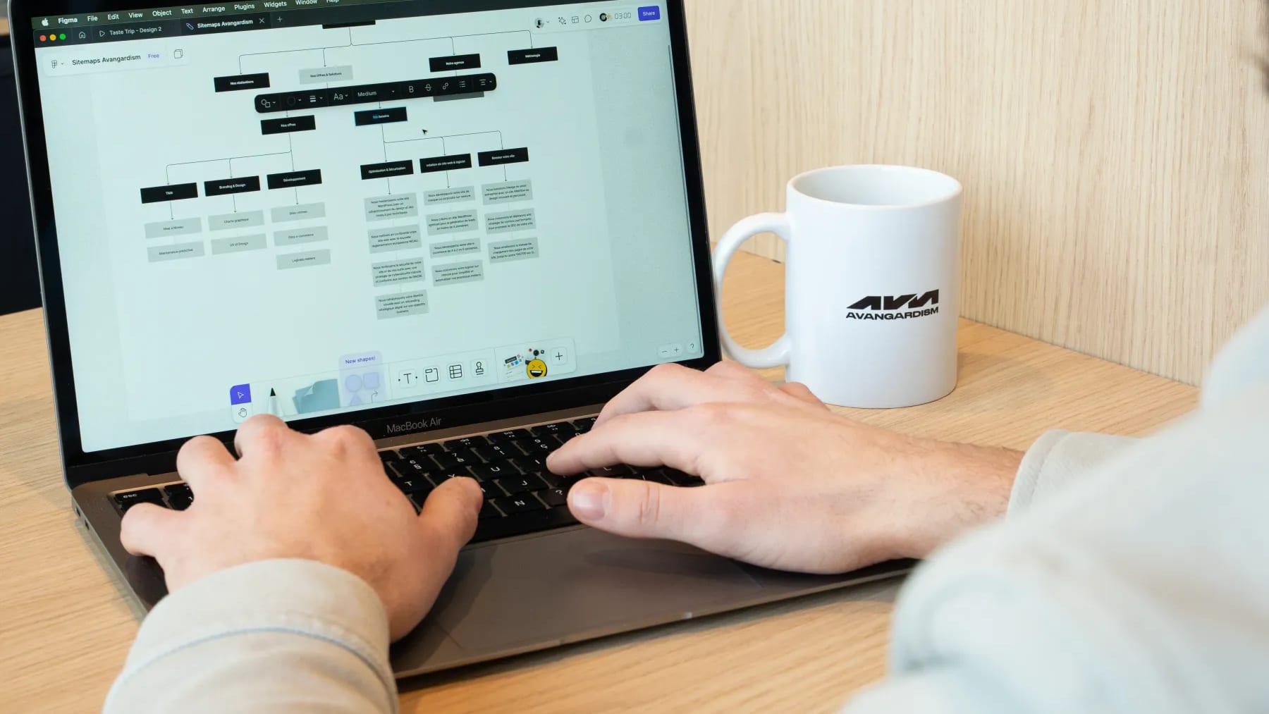 Un poste de travail à l'agence, tasse AVANGARDISM