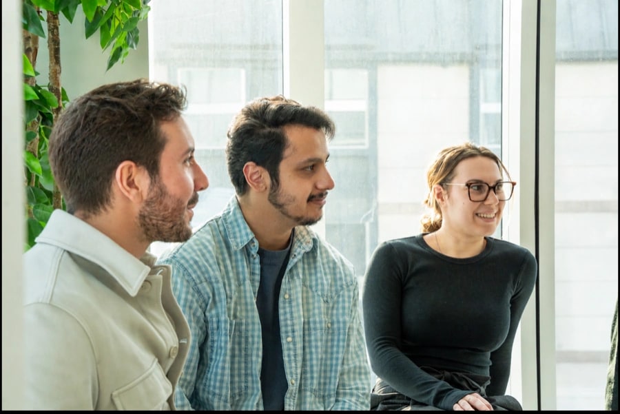 L'équipe en échange dans nos bureaux
