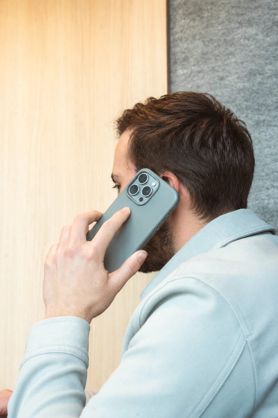 Un consultant au téléphone avec un client